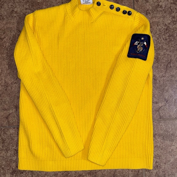 Tommy Hilfiger 100% Cotton Yellow Sweater with Arm Patch Size Medium - Picture 6 of 6